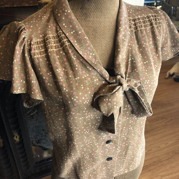 Adorable Vintage sheer “Byer” Floral Button up top - Picture 3 of 6